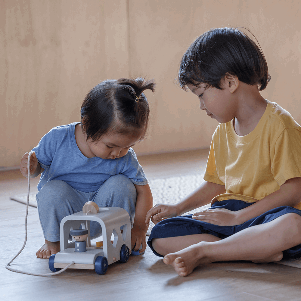 PlanToys - Sorting Bus Orchard